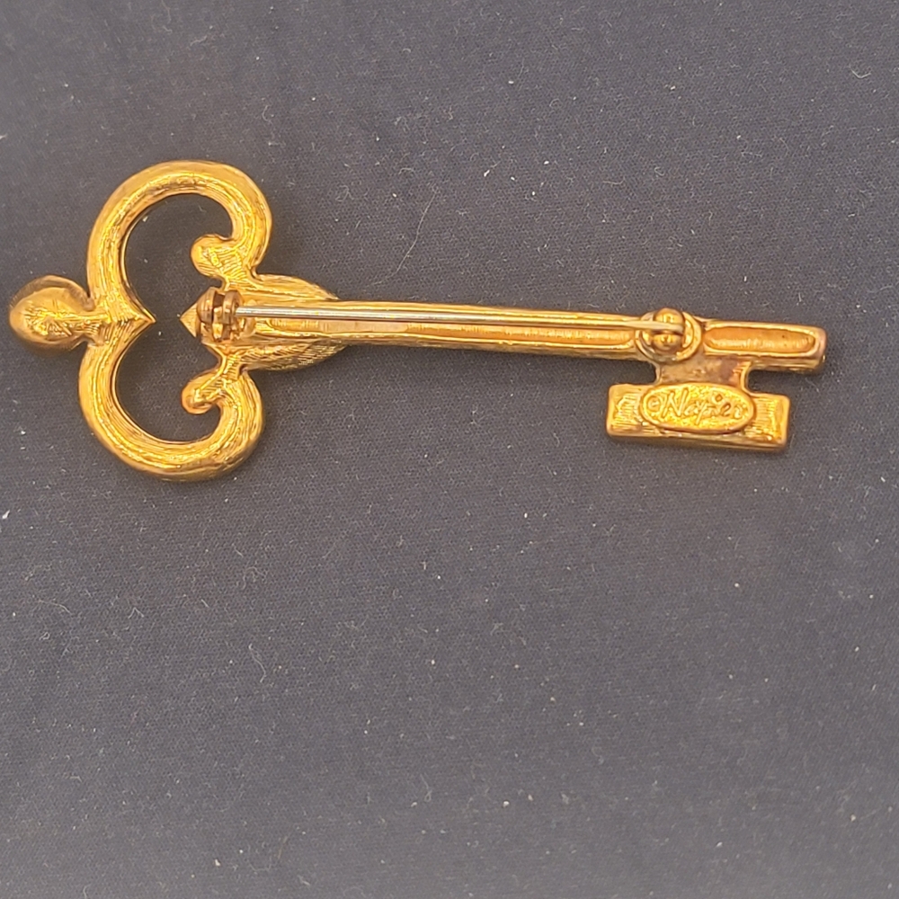 Signed Napier Goldtone Clear Rhinestone Key Brooch - Picture 4 of 9